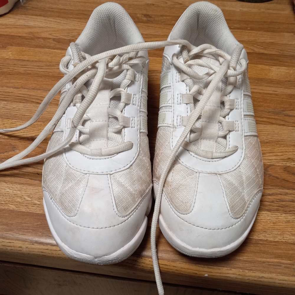 Adidas tennis shoes size 5 white